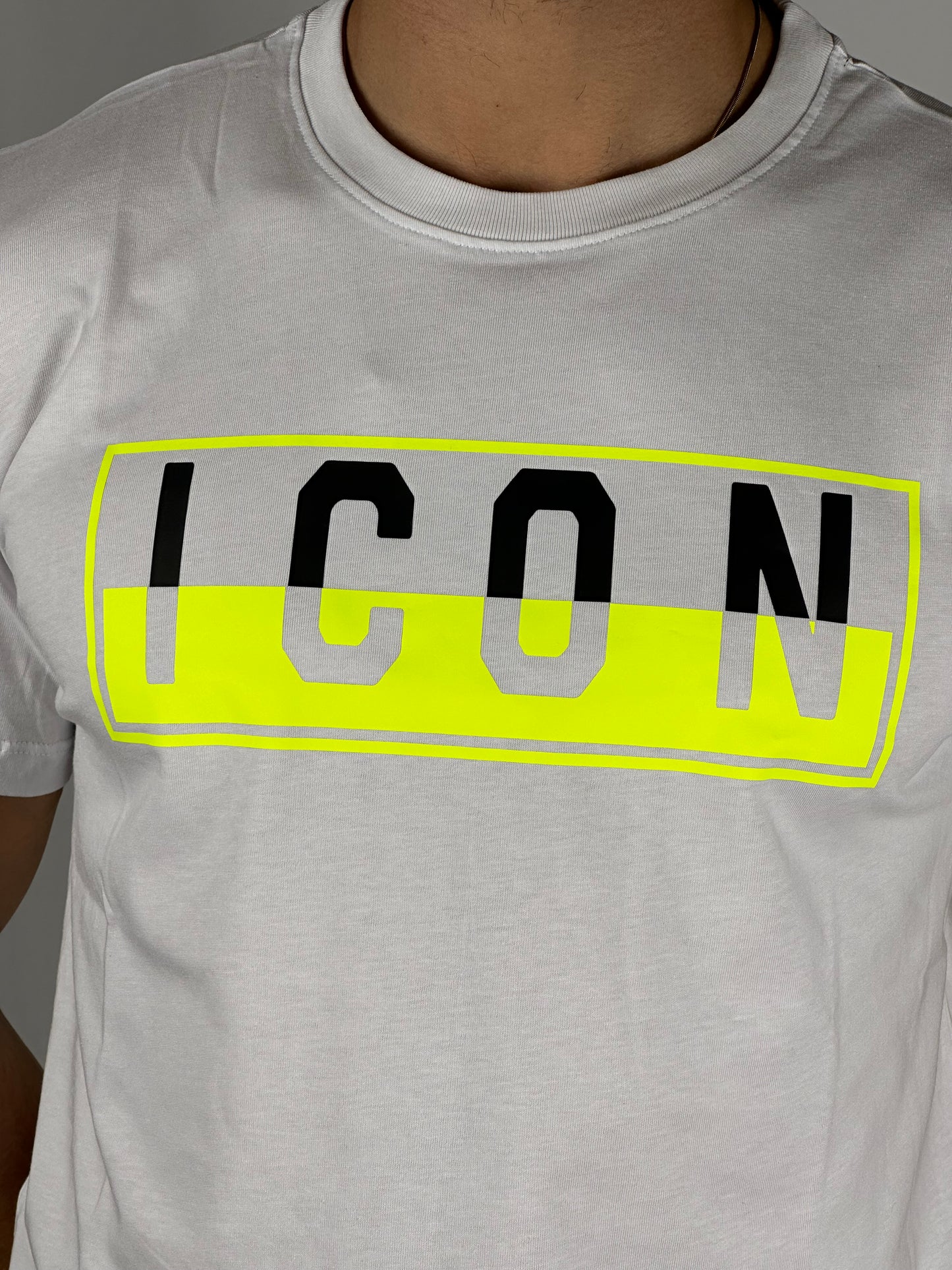 T-shirt bianca con logo bicolore fluo