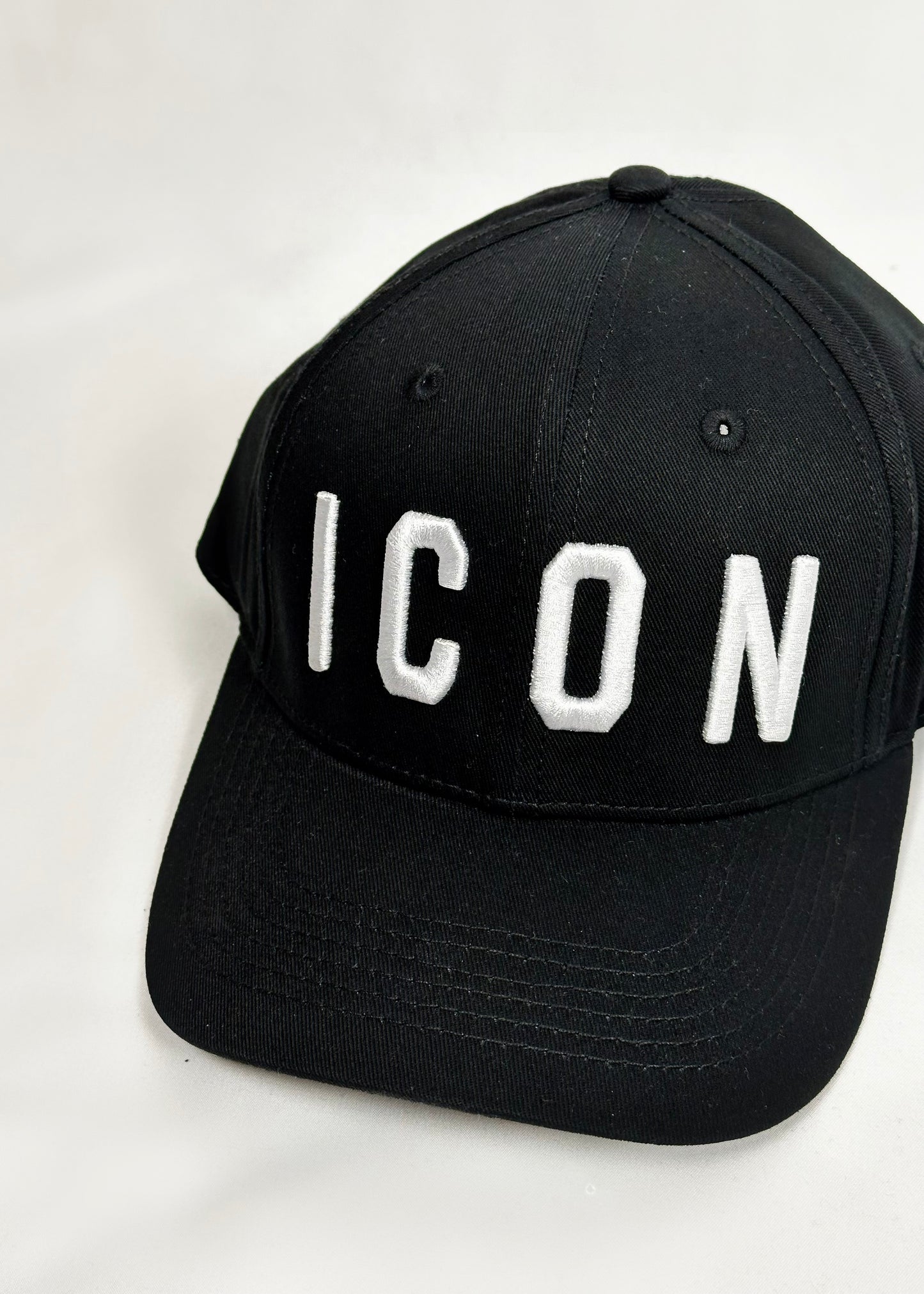 Cappello basic nero con logo ricamato bianco