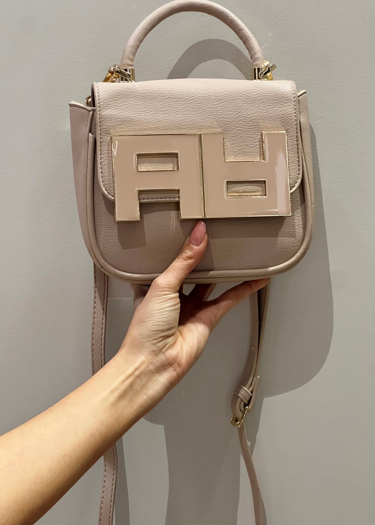 Pochette Artigli con logo avorio.