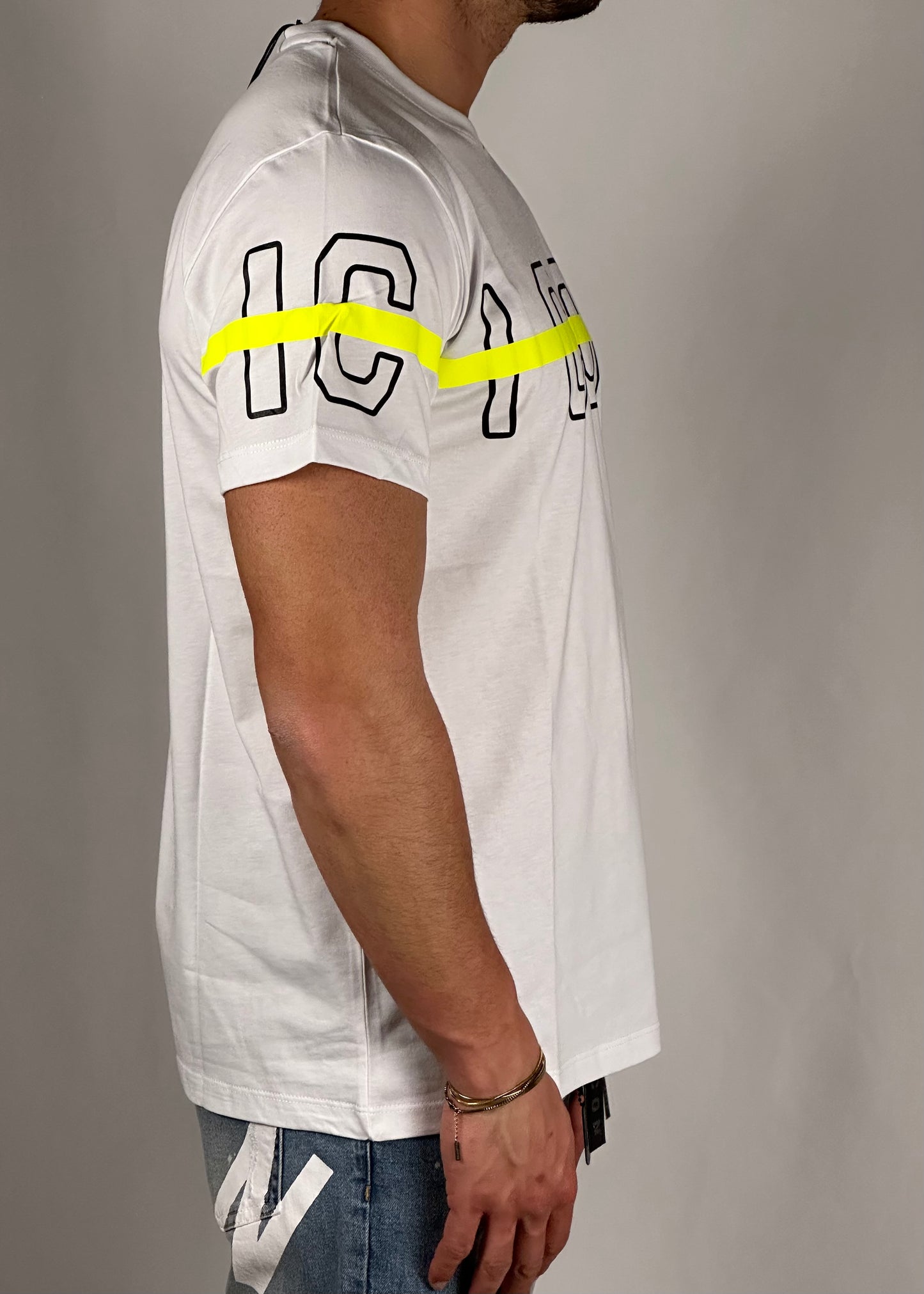 T-shirt bianca con logo nero e fluo