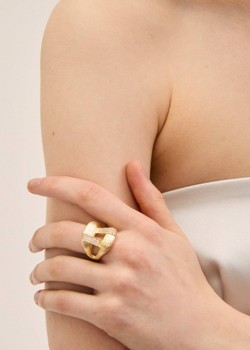 Anello rigato triangolare oro pietra cleare