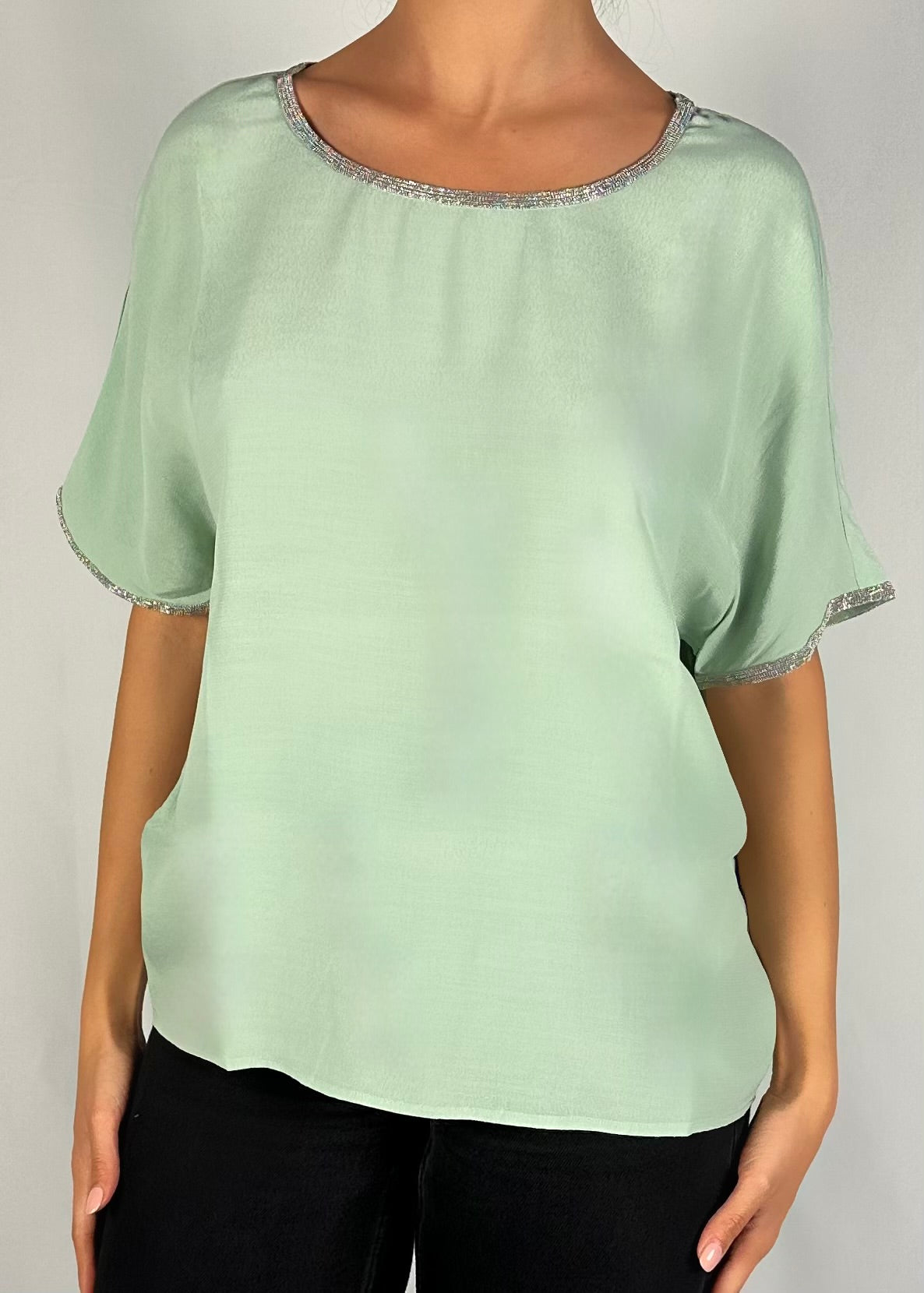 Blusa a maniche corte con rifiniture brillanti drultok verde polvere