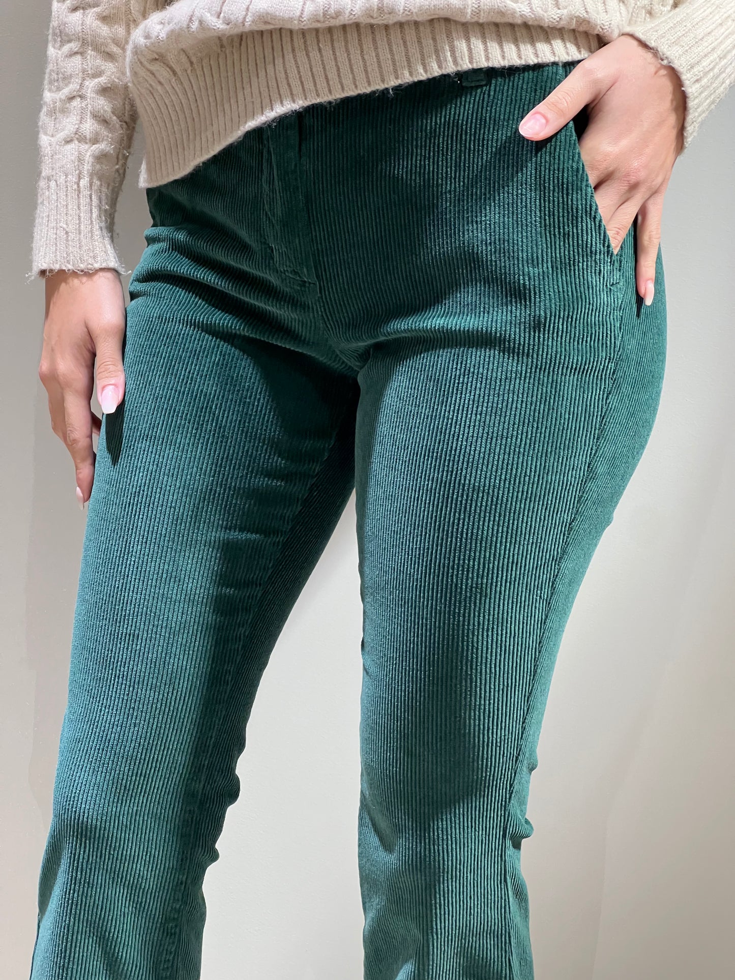 Pantaloni a zampa in velluto a coste