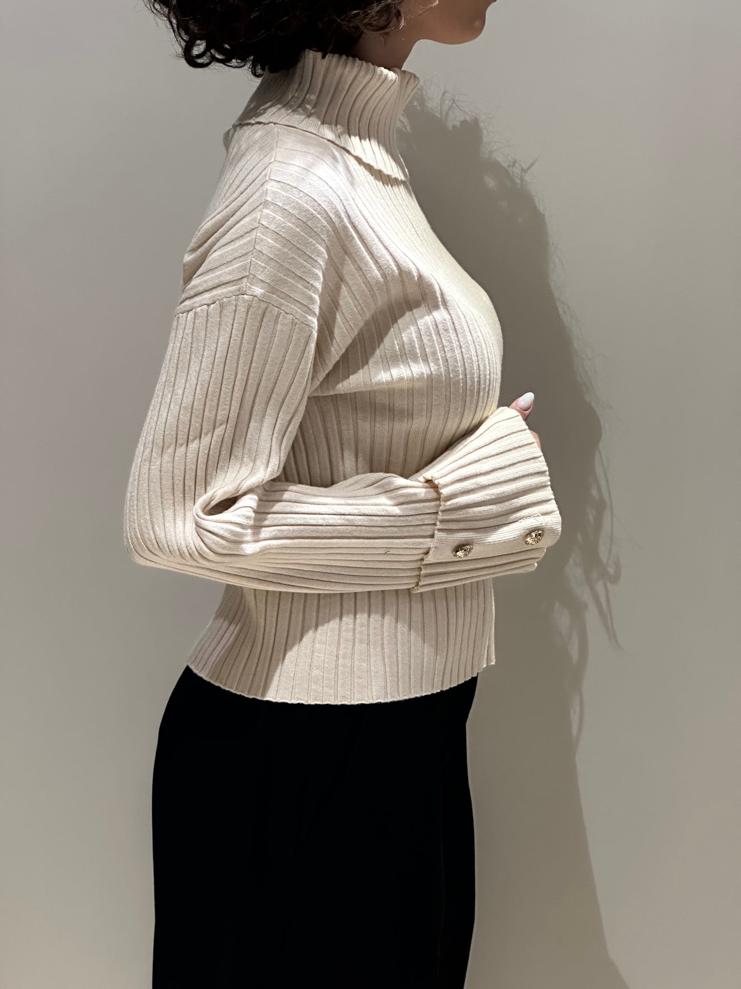 Maglia collo alto senape o beige