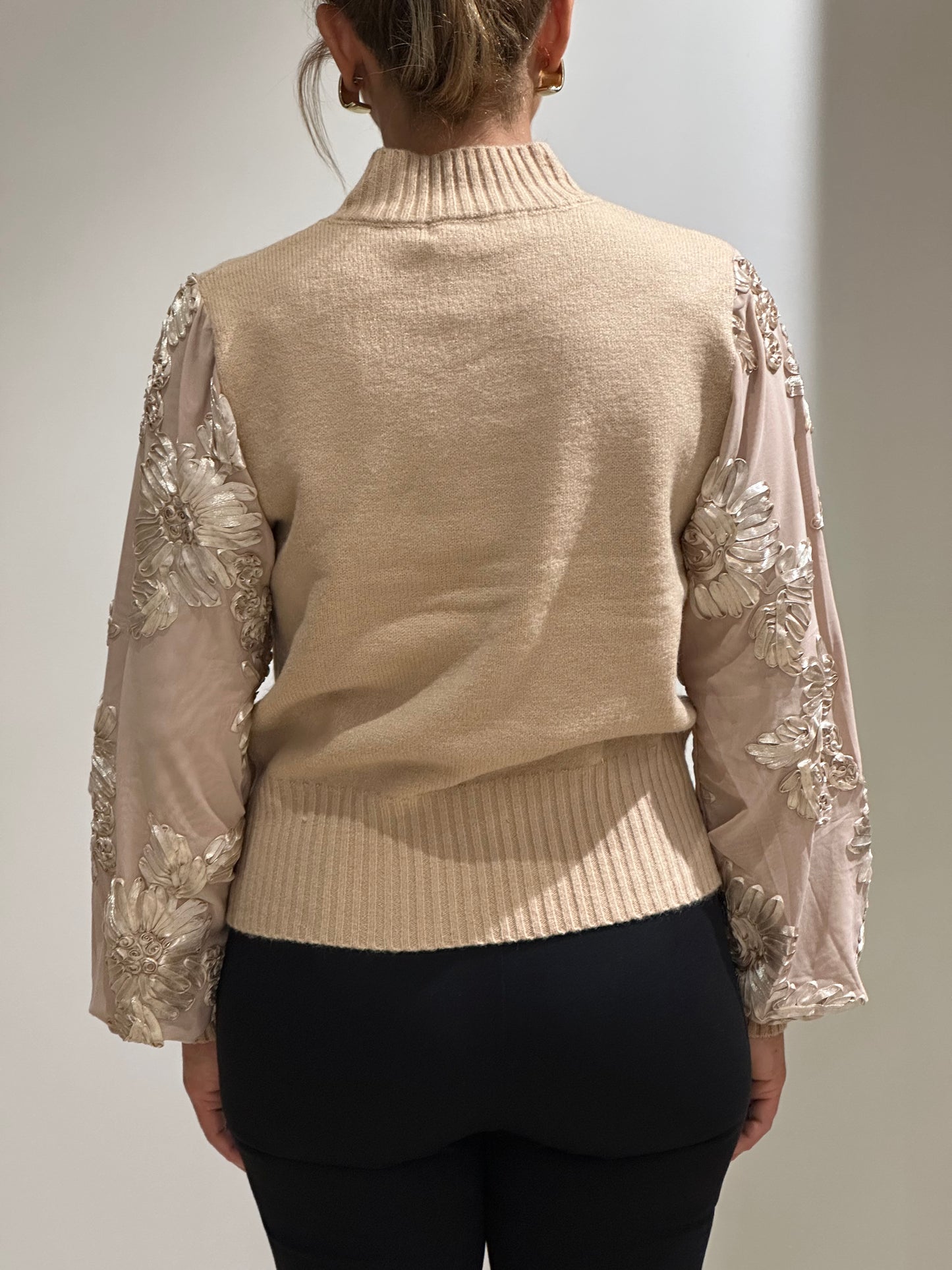 Maglia con maniche ricamate