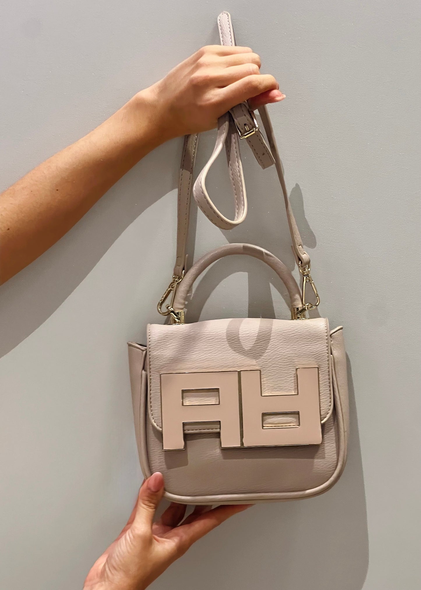 Pochette Artigli con logo avorio.