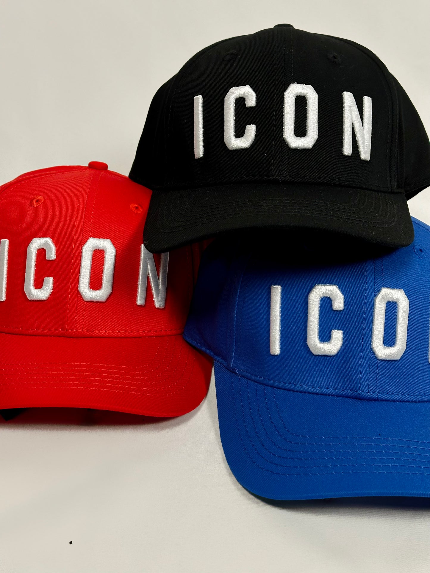 Cappello basic blu con logo ricamato bianco