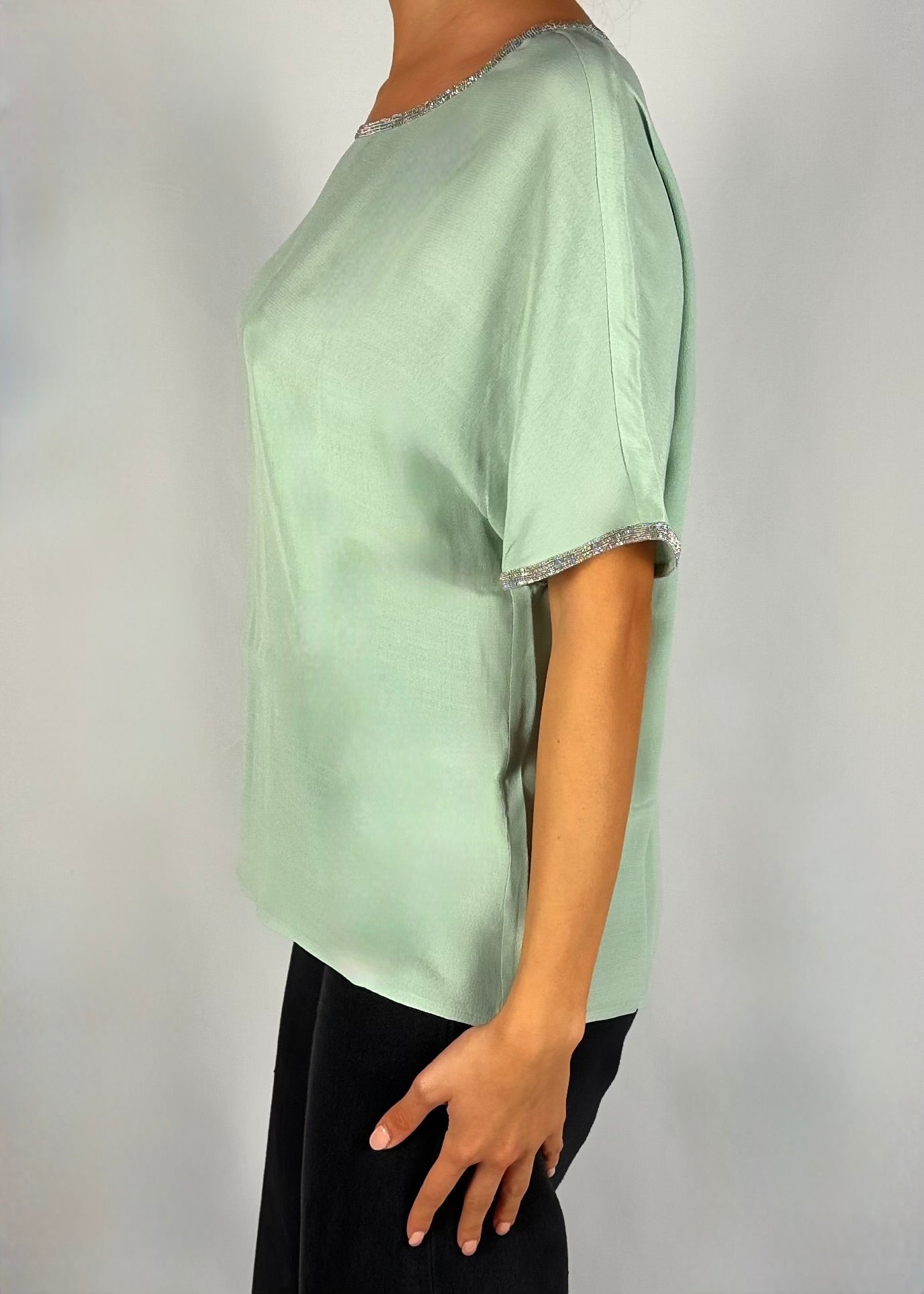 Blusa a maniche corte con rifiniture brillanti drultok verde polvere