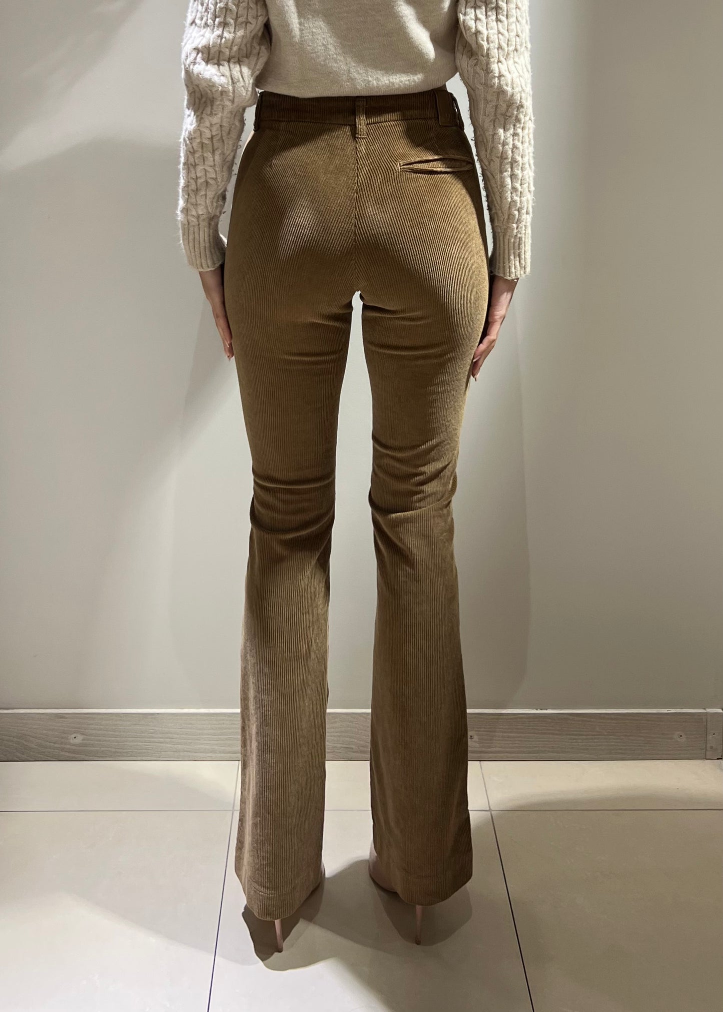 Pantaloni a zampa in velluto a coste