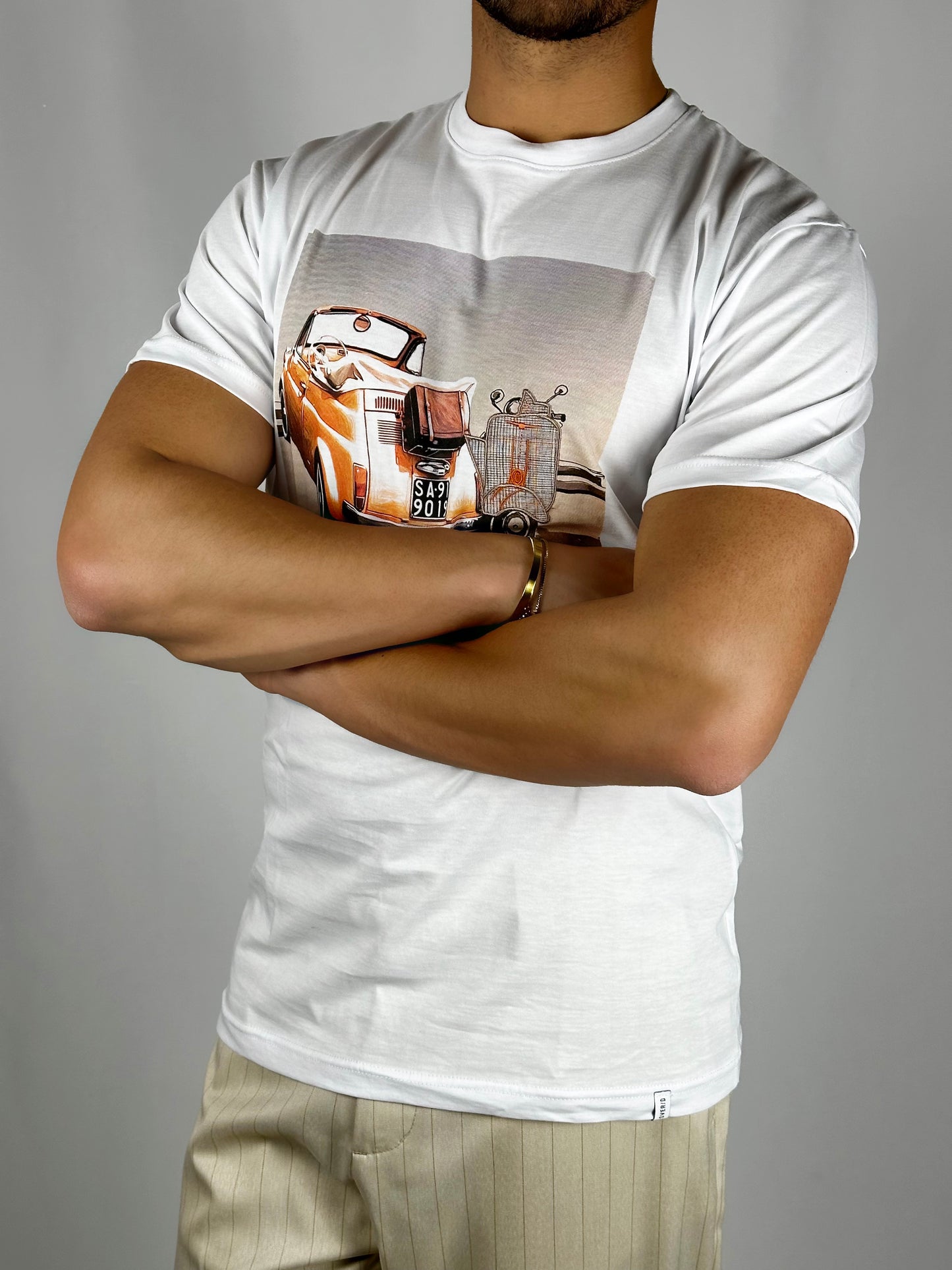 T-shirt grafica girocollo con macchina