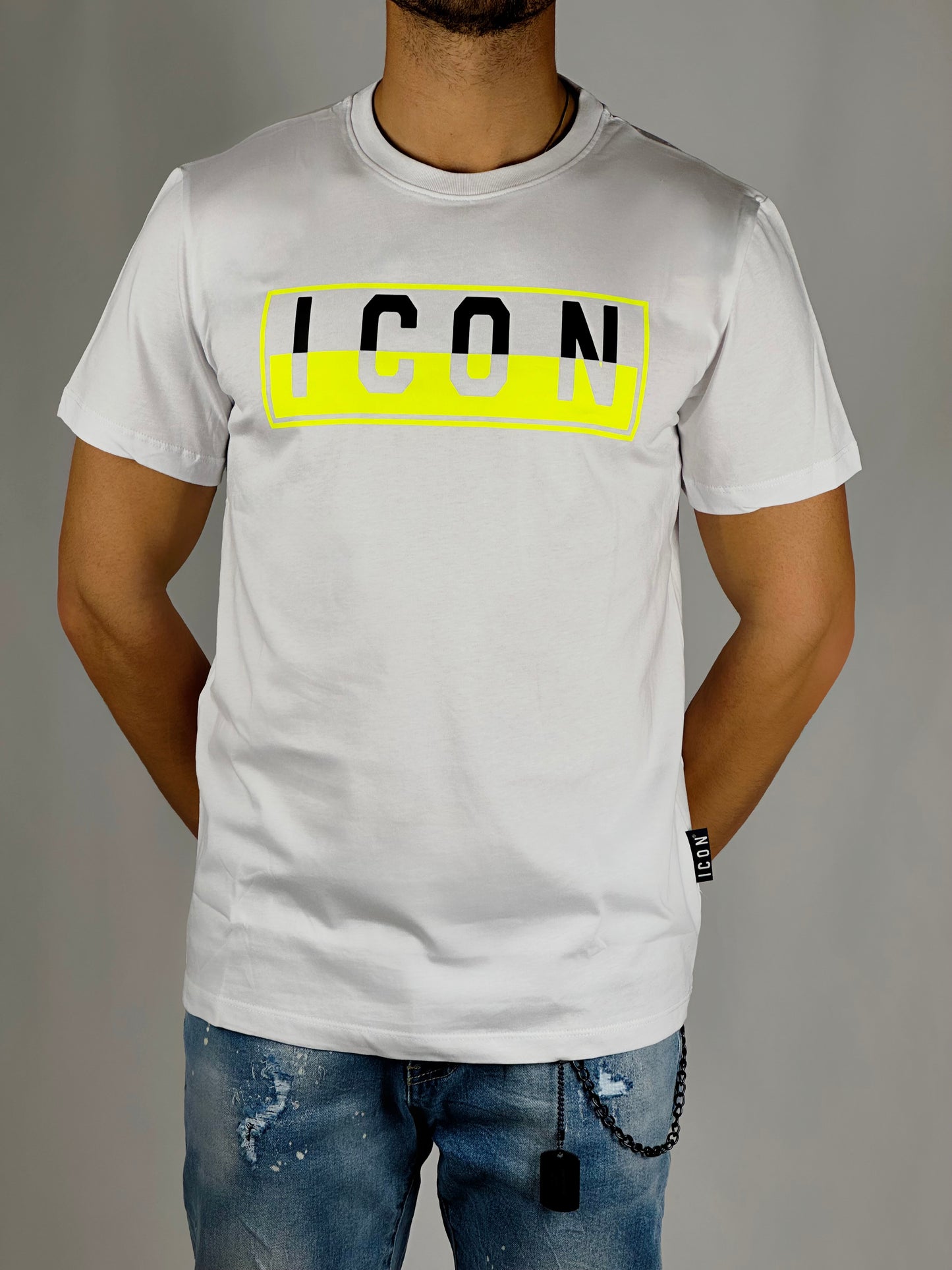 T-shirt bianca con logo bicolore fluo