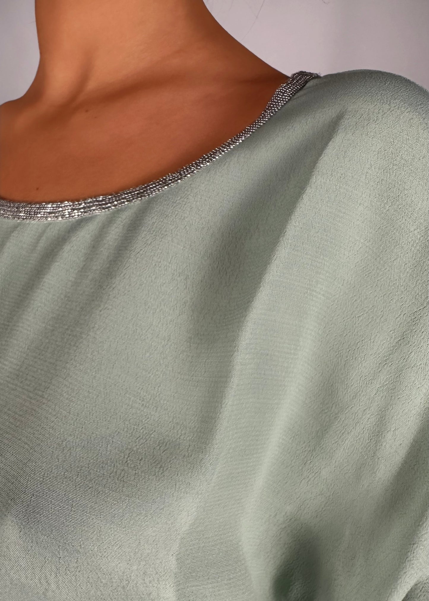 Blusa a maniche corte con rifiniture brillanti drultok verde polvere