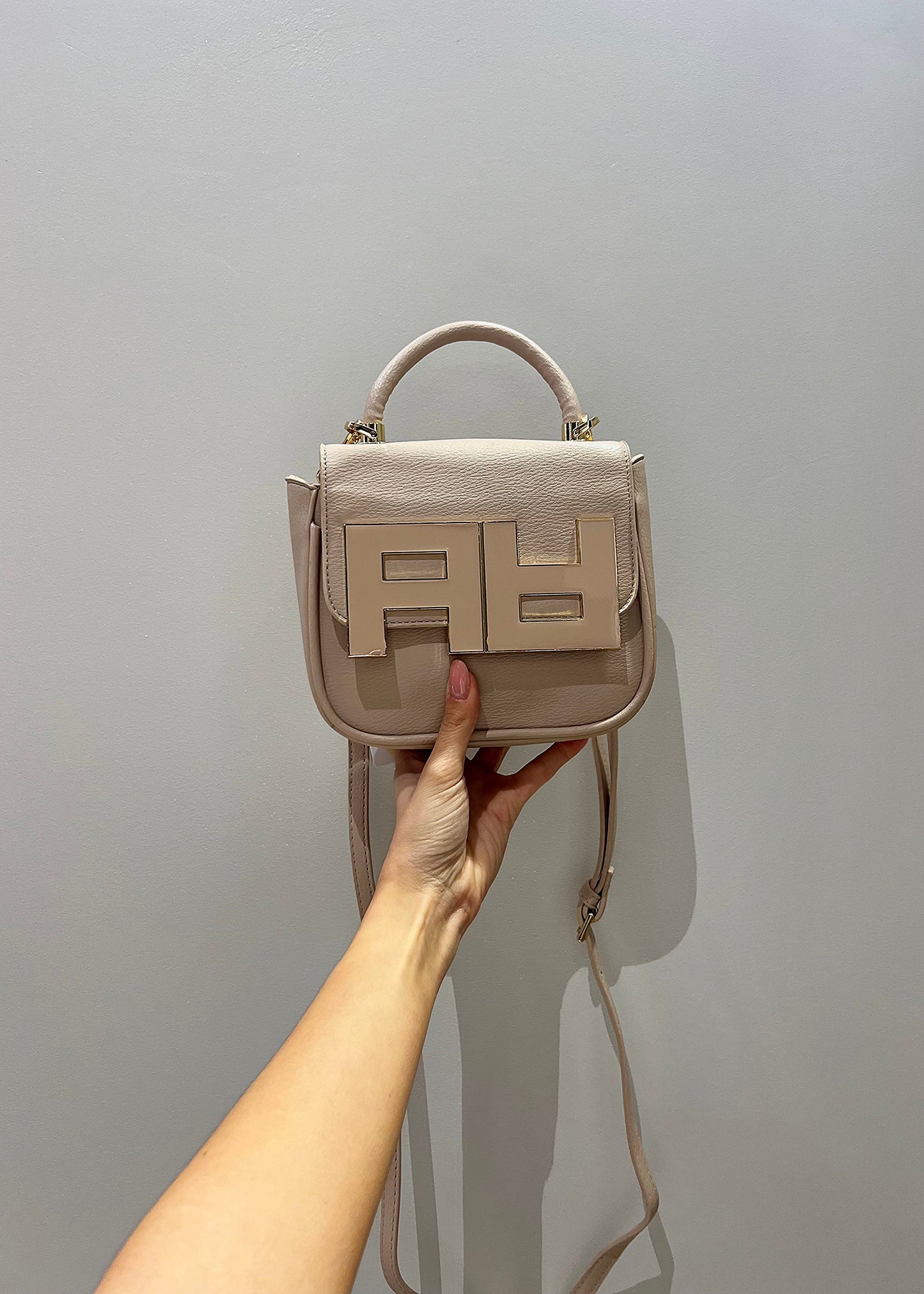 Pochette Artigli con logo avorio.