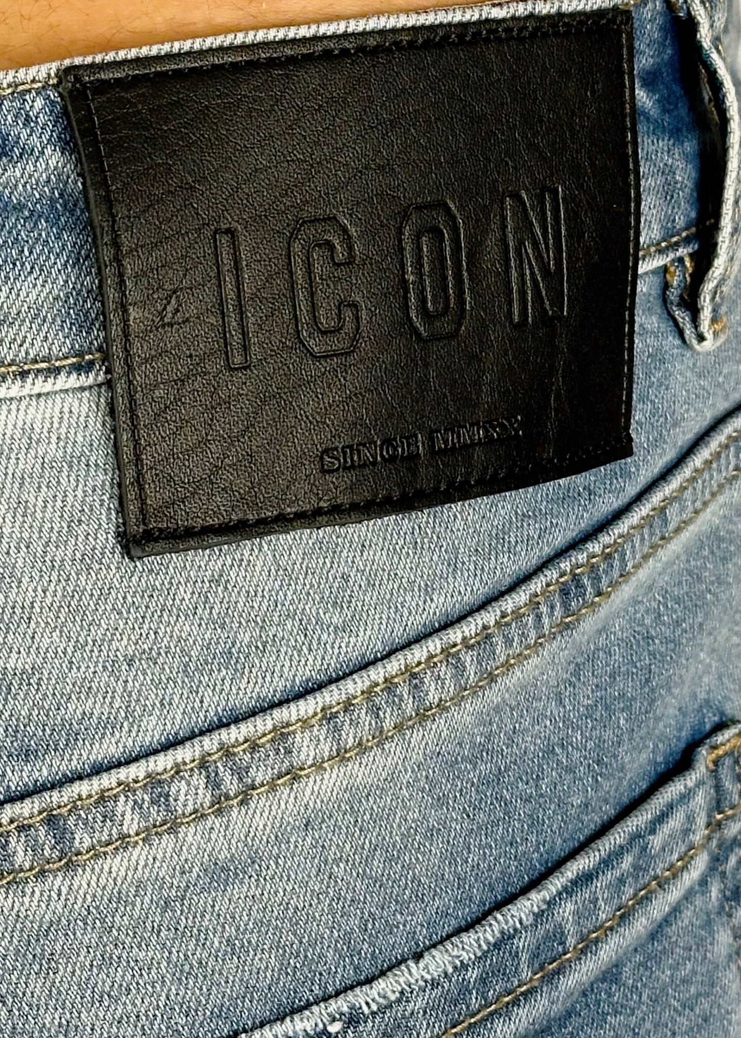 Jeans cinque tasche con logo bianco
