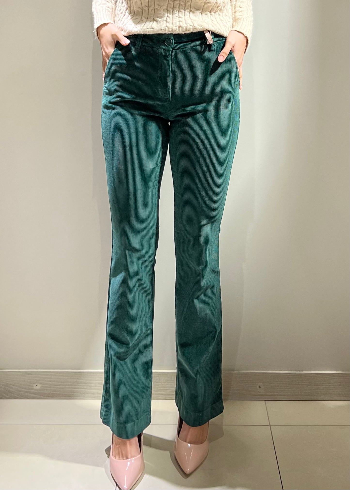 Pantaloni a zampa in velluto a coste