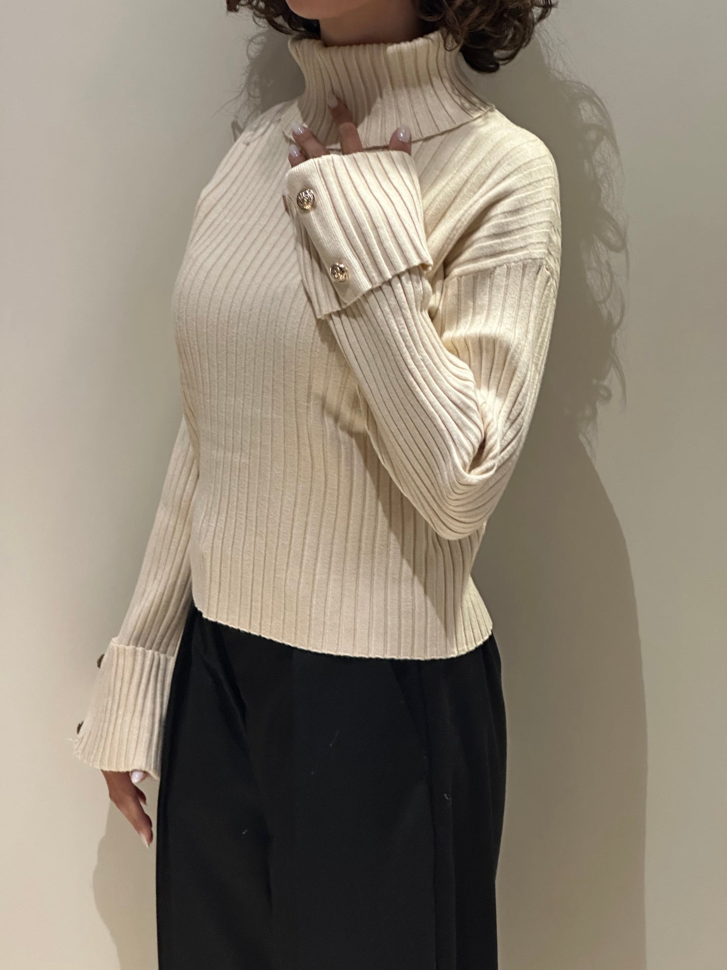 Maglia collo alto senape o beige