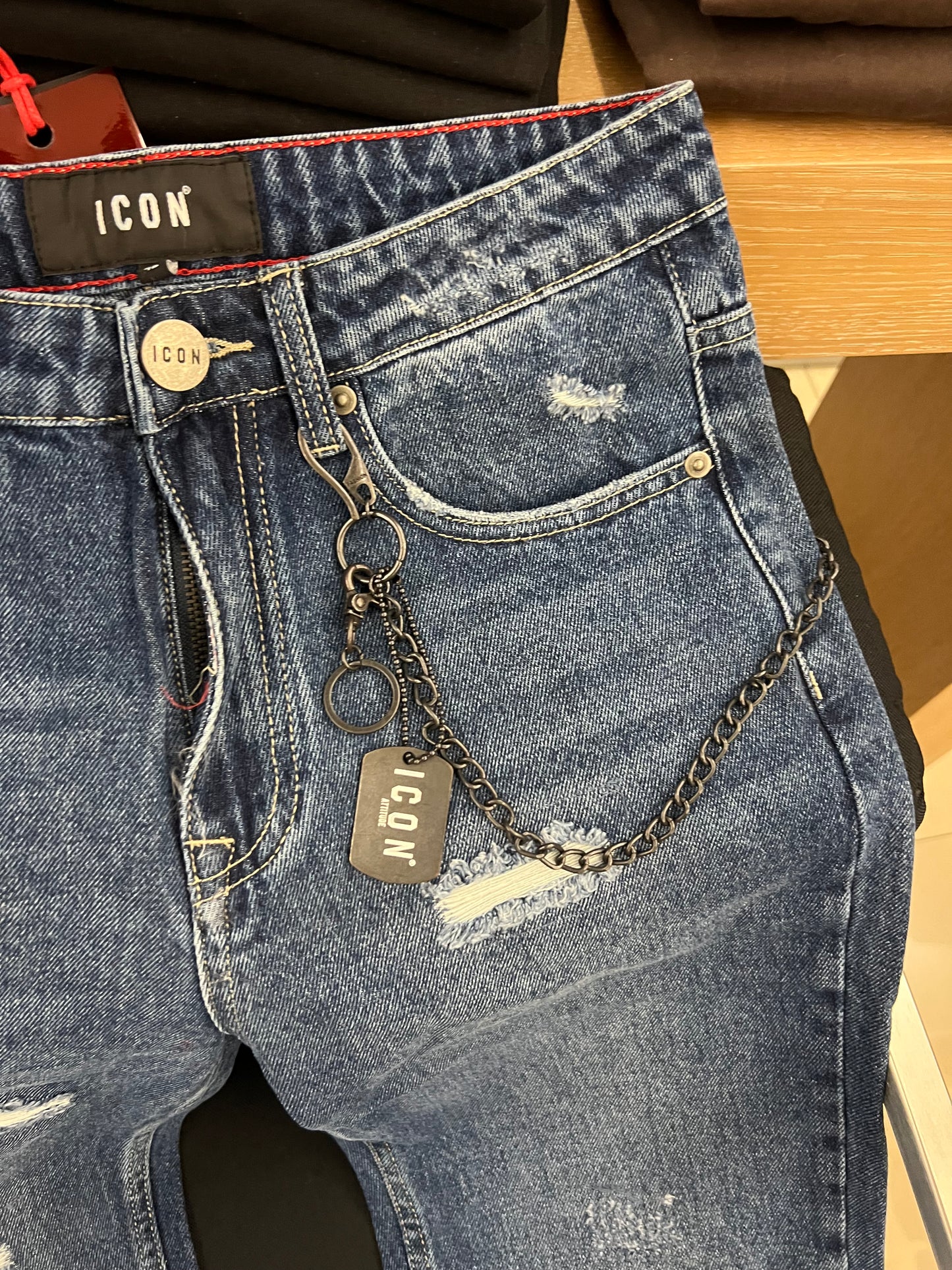 Jeans 5 tasche c/abrasioni c/logo