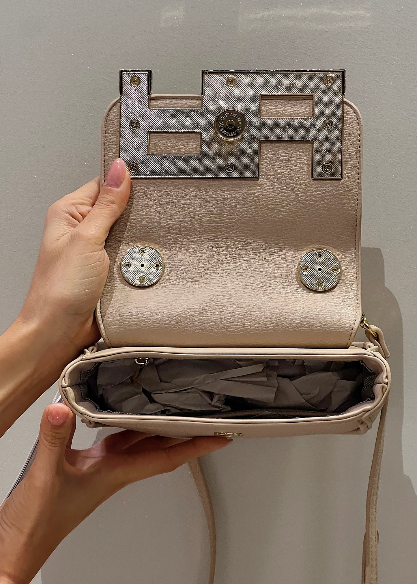 Pochette Artigli con logo avorio.