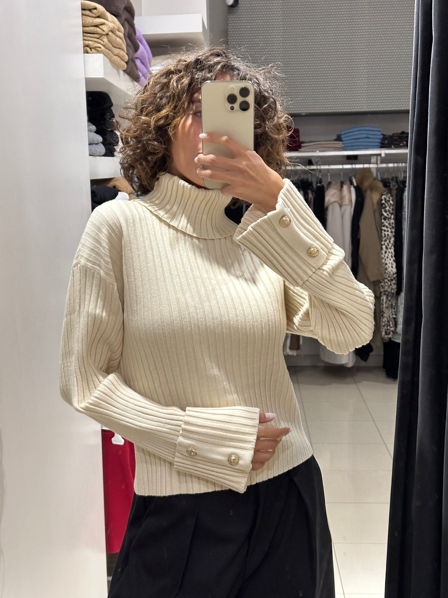 Maglia collo alto senape o beige