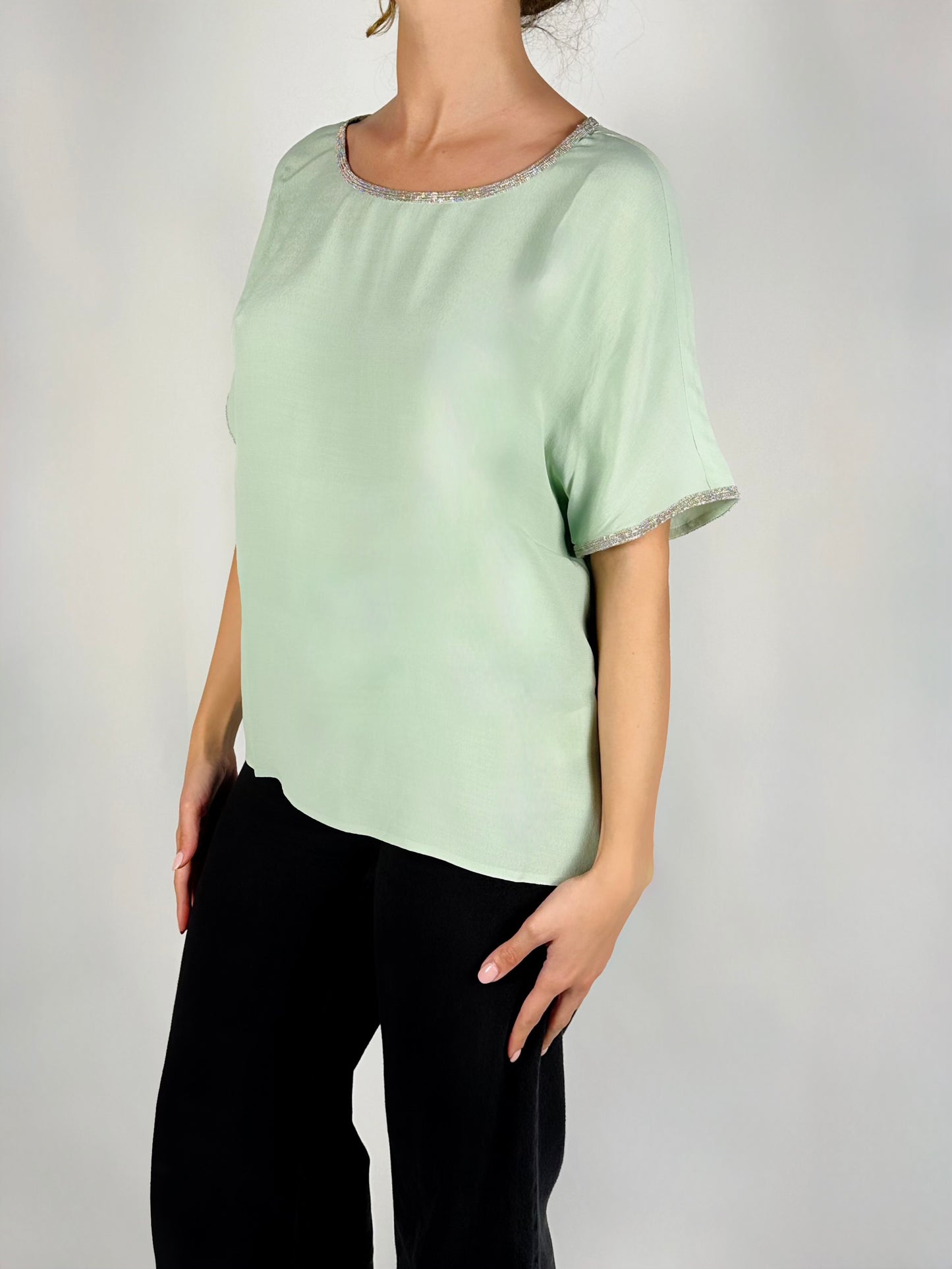 Blusa a maniche corte con rifiniture brillanti drultok verde polvere
