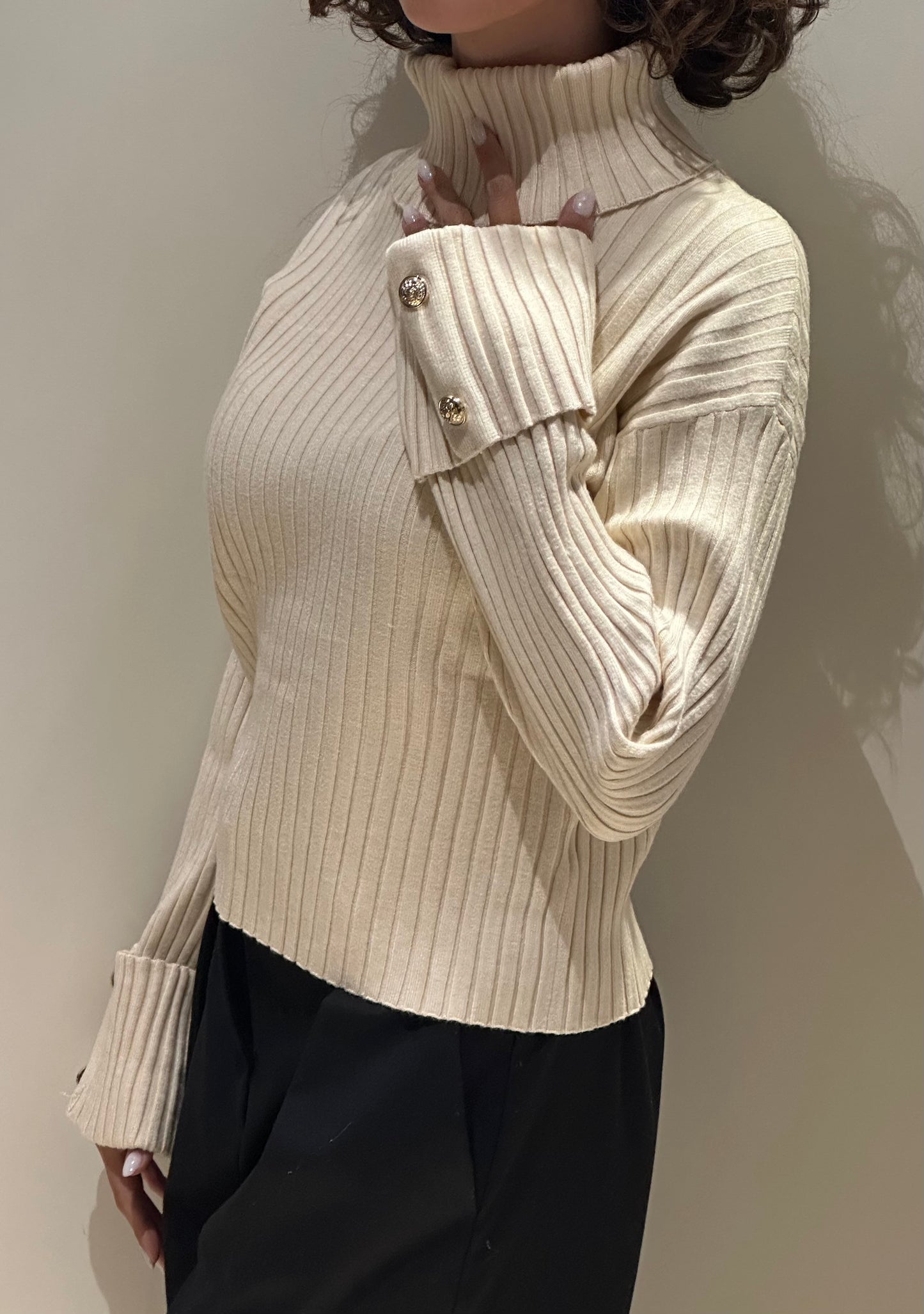 Maglia collo alto senape o beige