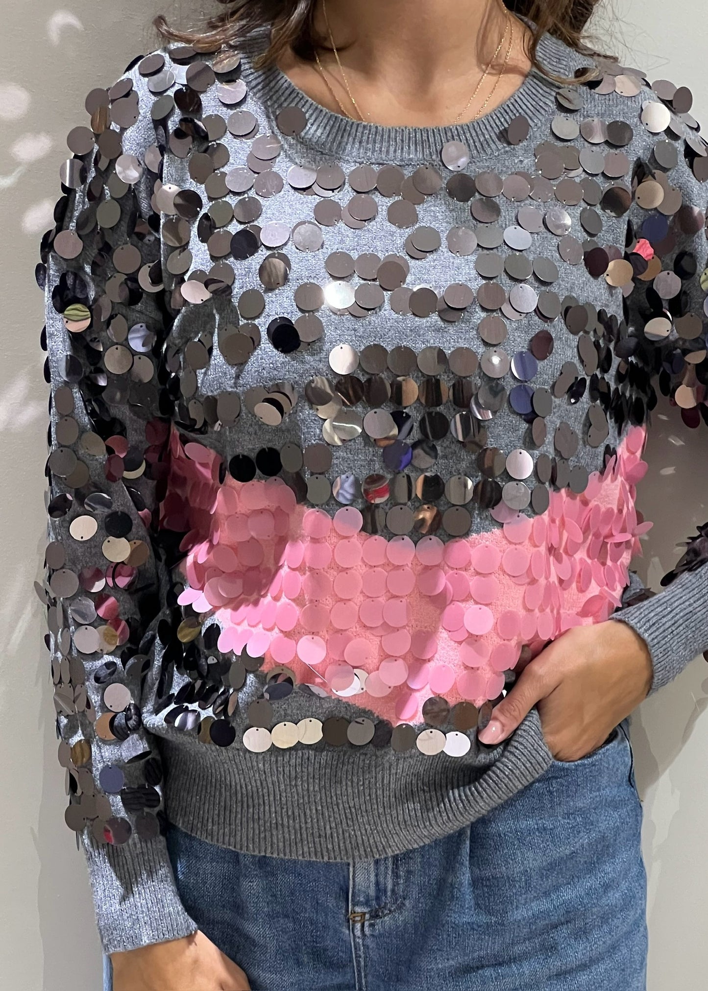 Pull girocollo con macropailettes