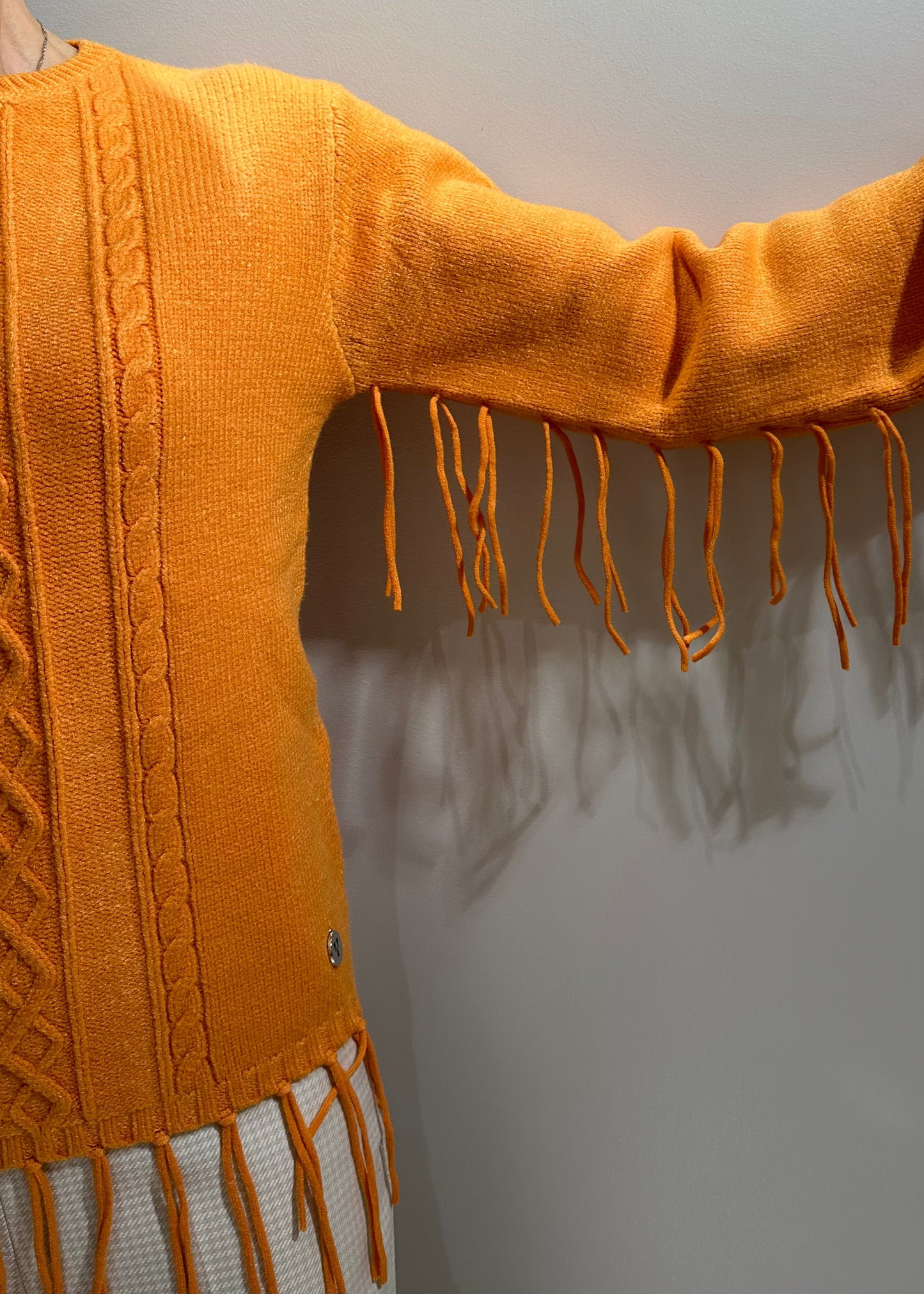 Pullover con frange e treccie albicocca