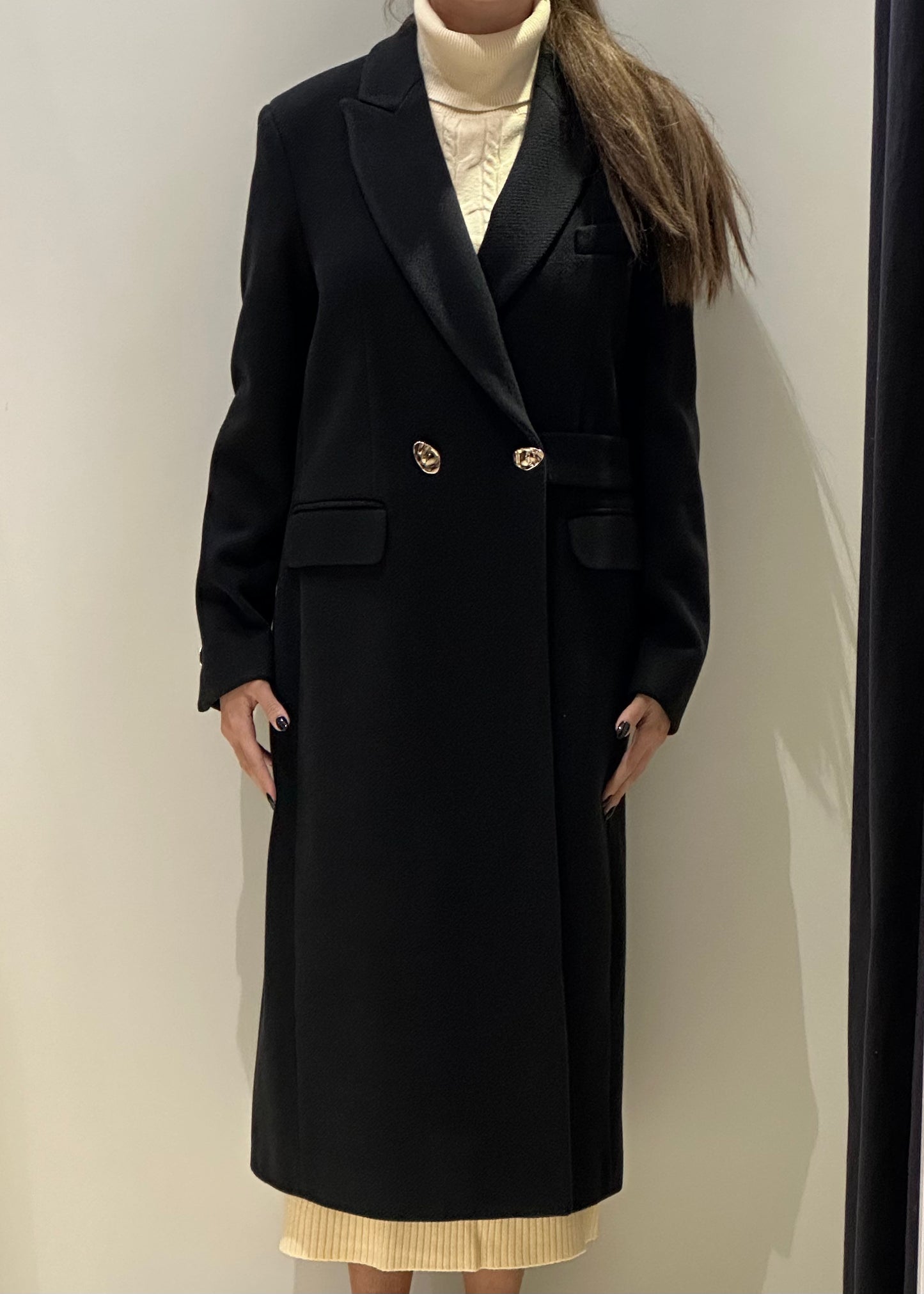 Cappotto con cintura e bottone gioello