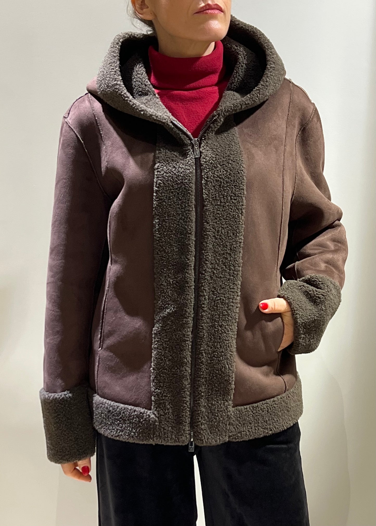 Montone marrone corto con zip e cappuccio