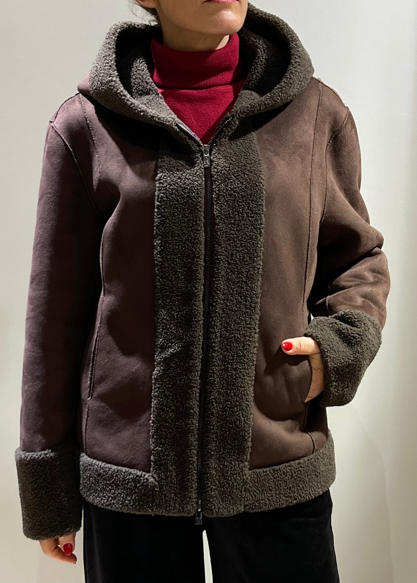 Montone marrone corto con zip e cappuccio