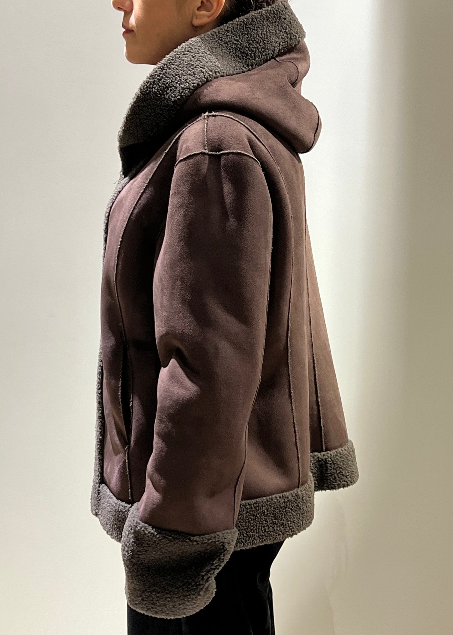 Montone marrone corto con zip e cappuccio