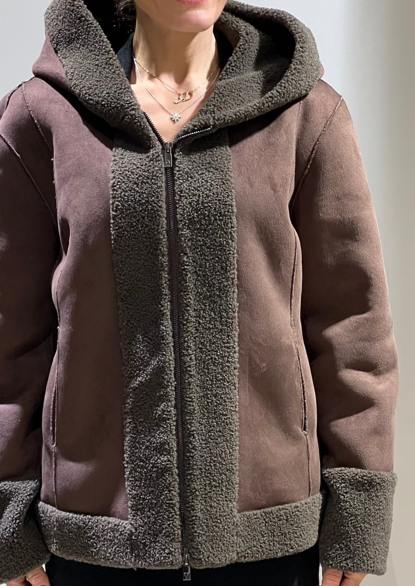 Montone marrone corto con zip e cappuccio