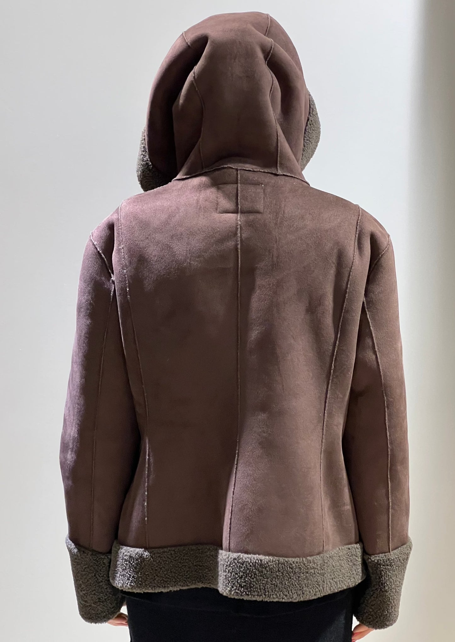 Montone marrone corto con zip e cappuccio