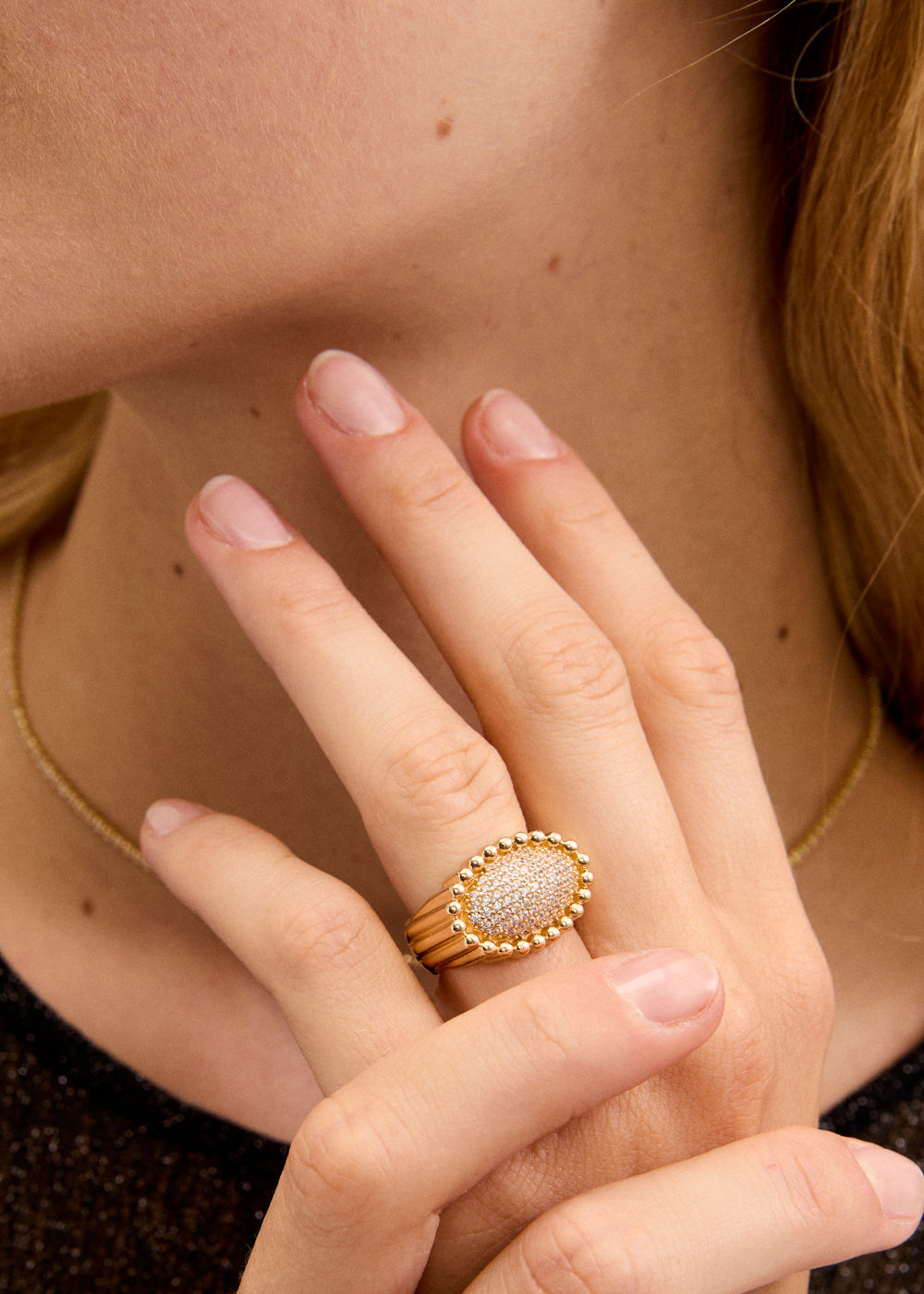Anello ov<ale oro con pietre clear