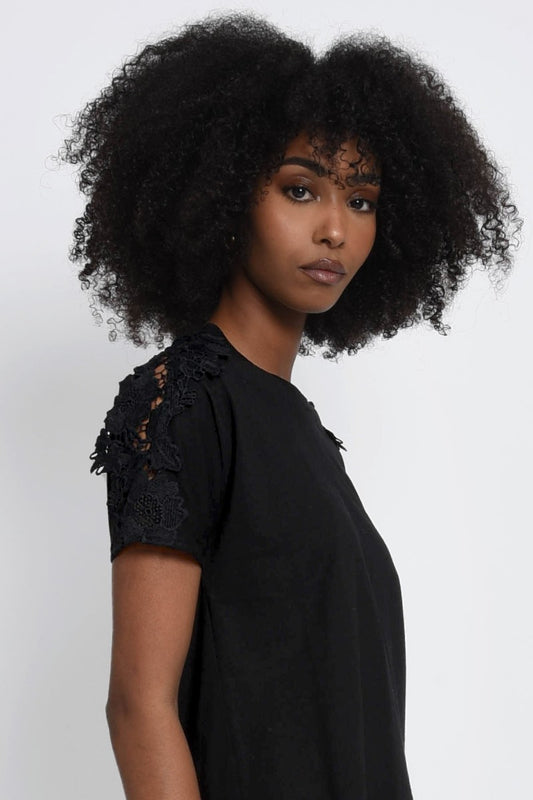 T-SHIRT CON SPALLA IN PIZZO NERO  PE23