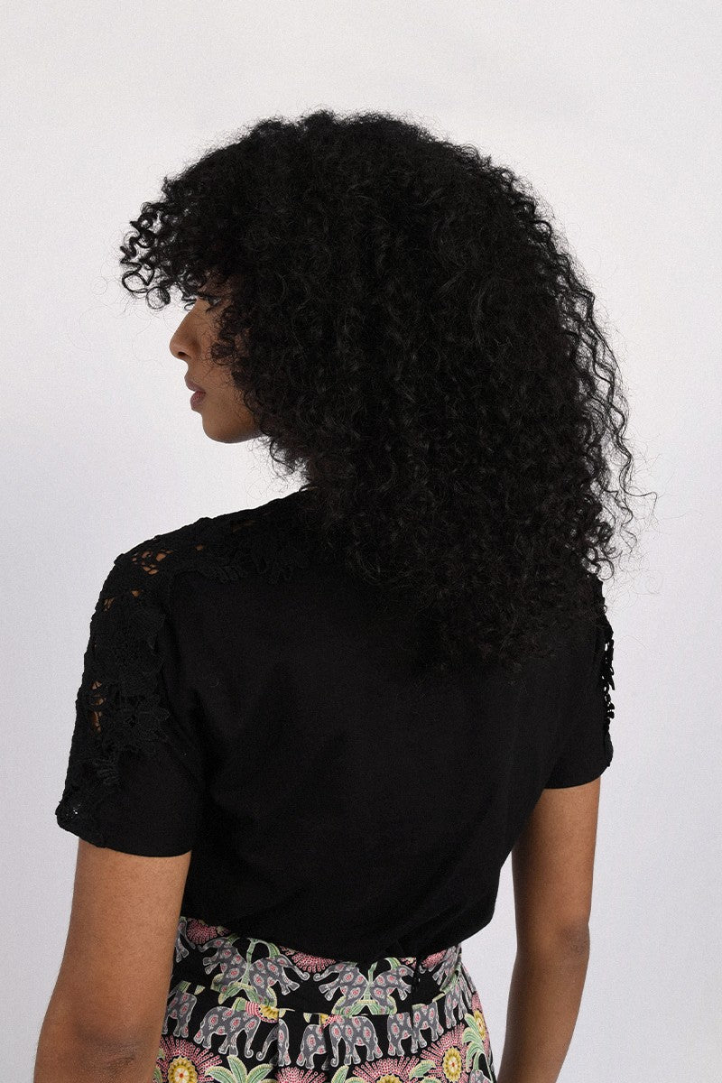 T-SHIRT CON SPALLA IN PIZZO NERO  PE23