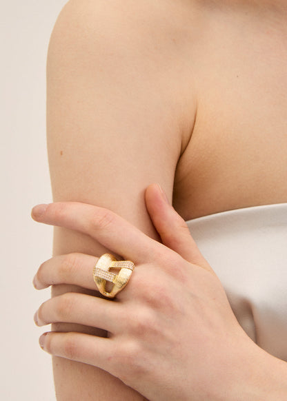 Anello rigato triangolare oro pietra cleare