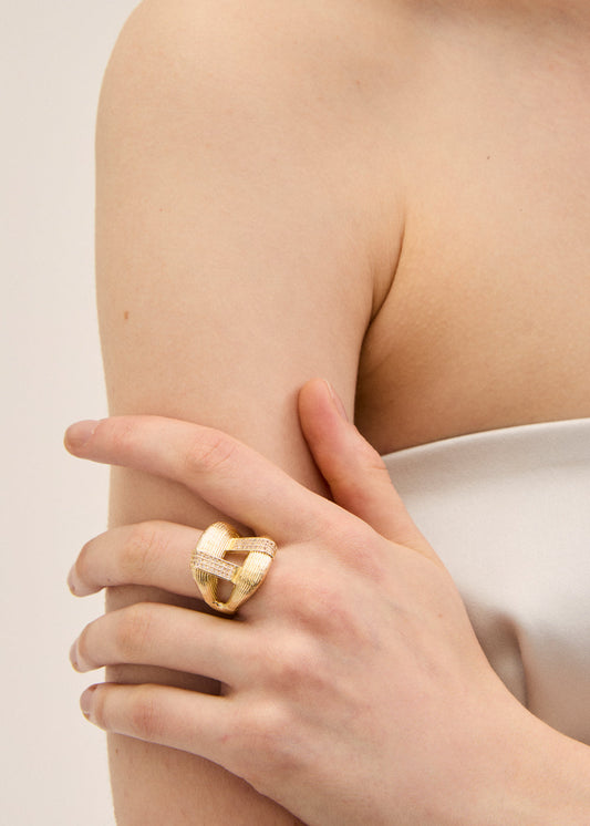 Anello rigato triangolare oro pietra cleare