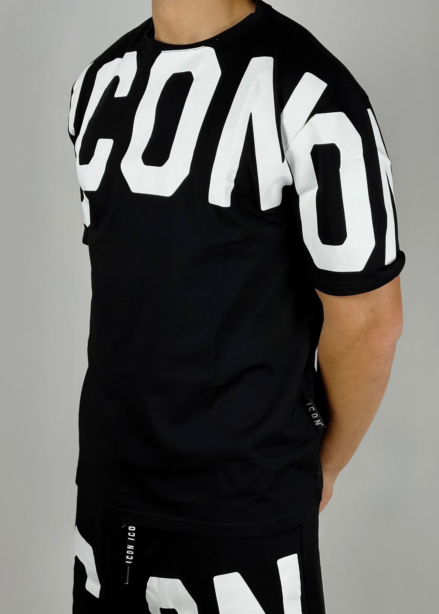 T-shirt nero con logo grande