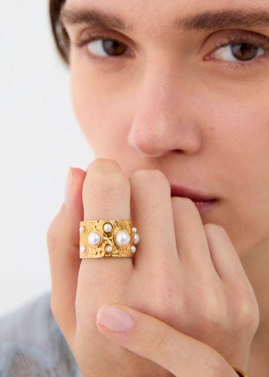 Anello lavorato con perle oro