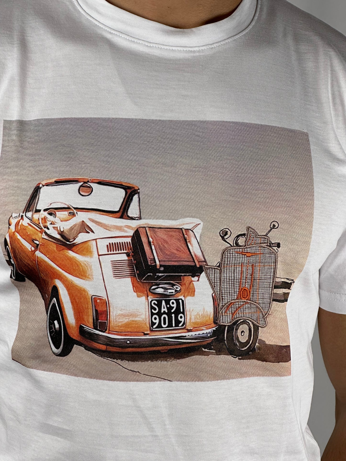 T-shirt grafica girocollo con macchina