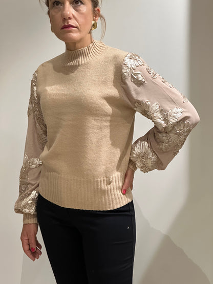 Maglia con maniche ricamate
