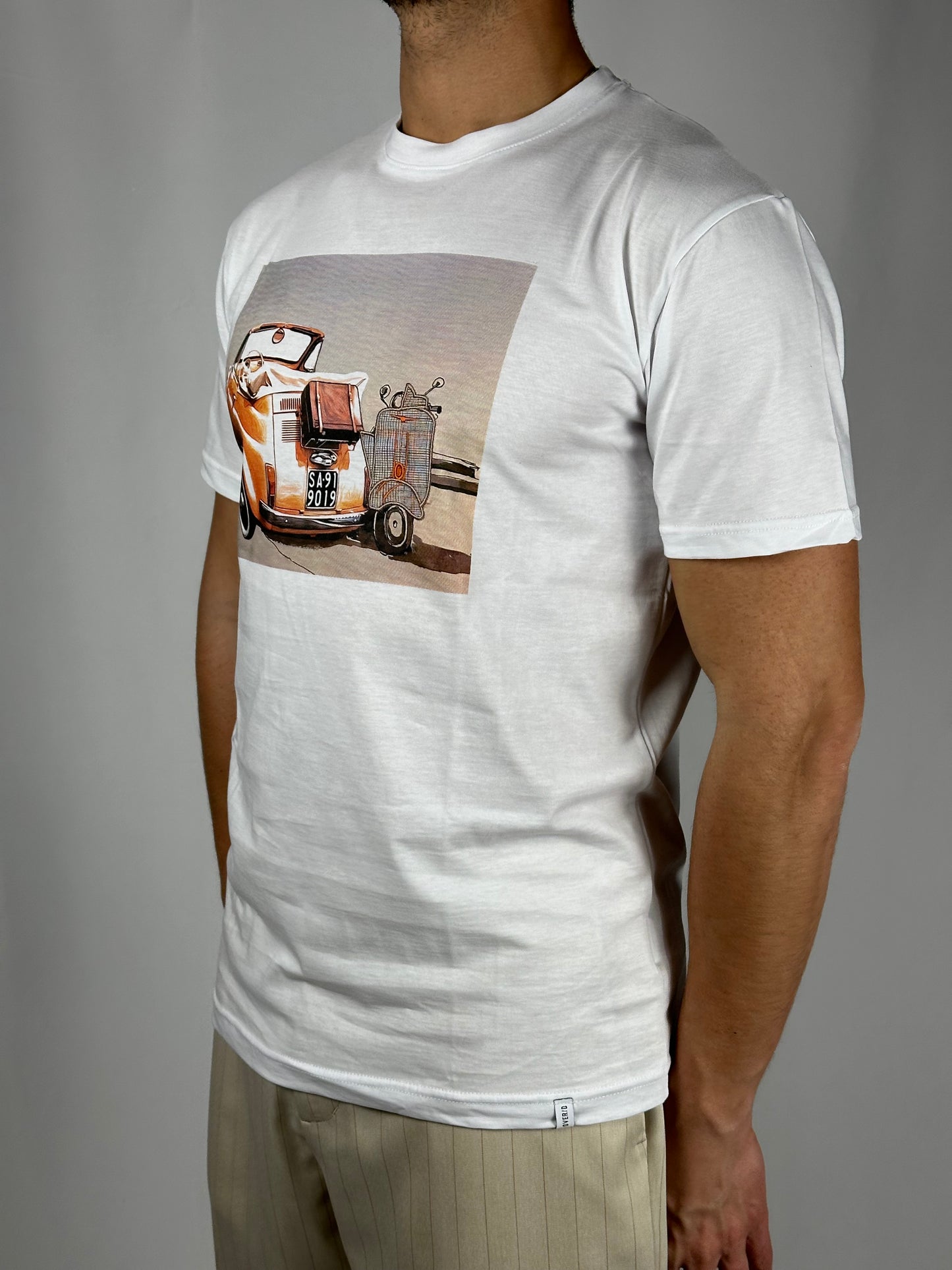 T-shirt grafica girocollo con macchina