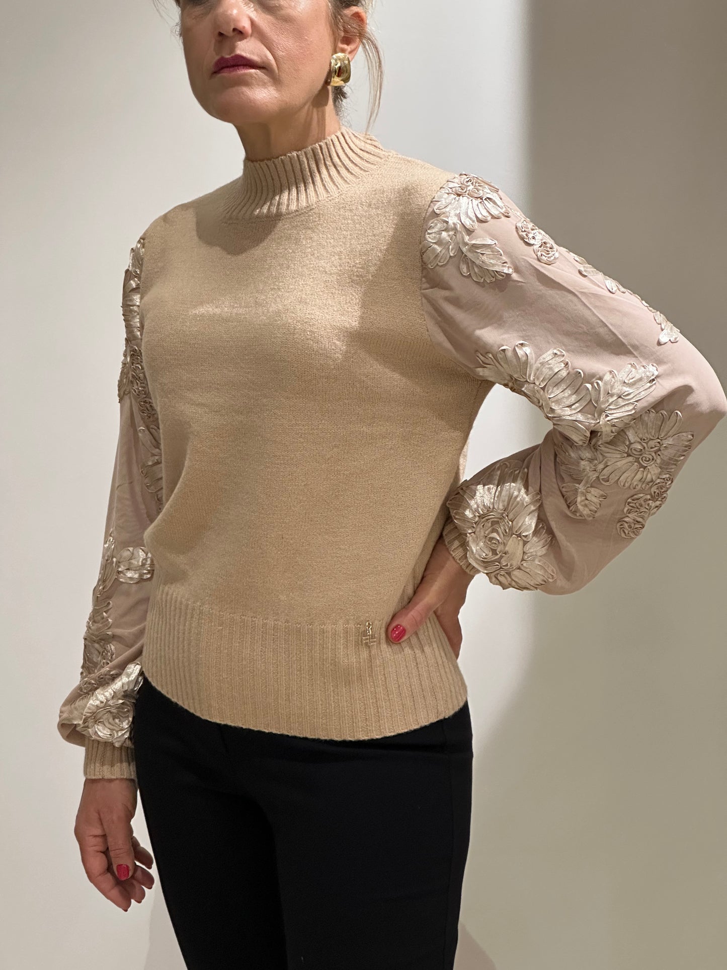 Maglia con maniche ricamate