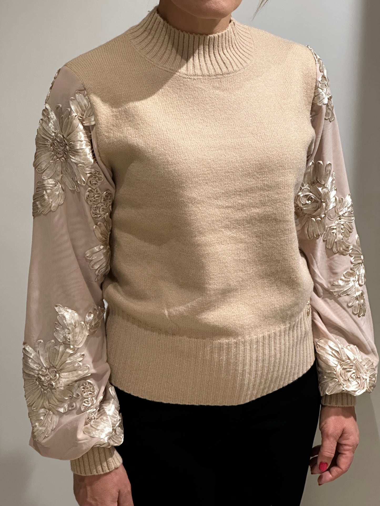 Maglia con maniche ricamate