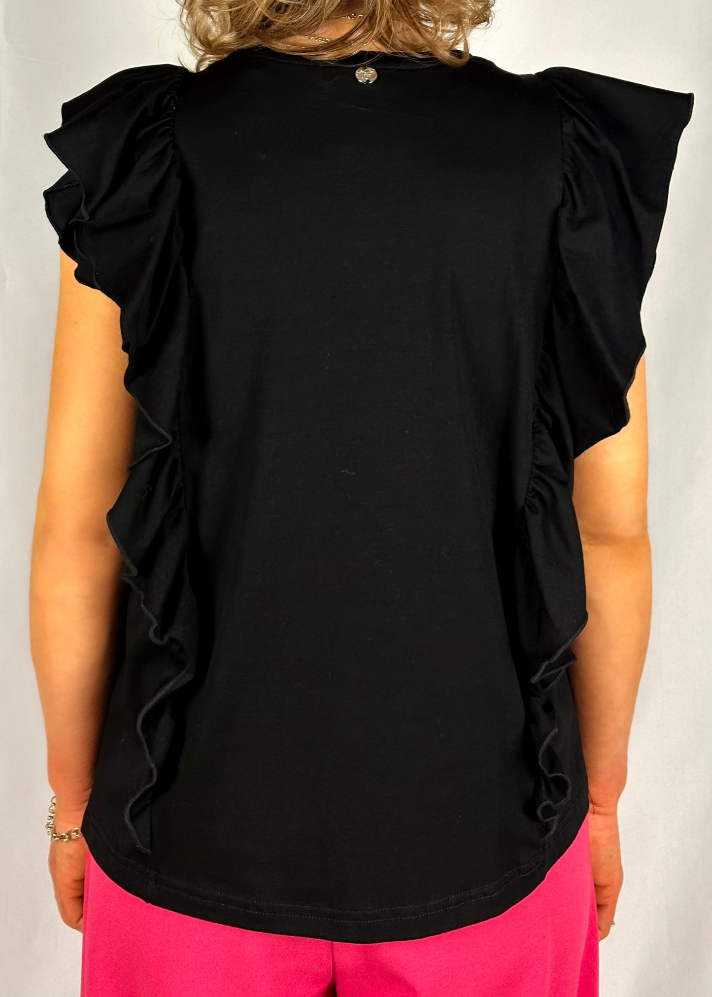 T-shirt nera con dettagli gioiello sul collo
