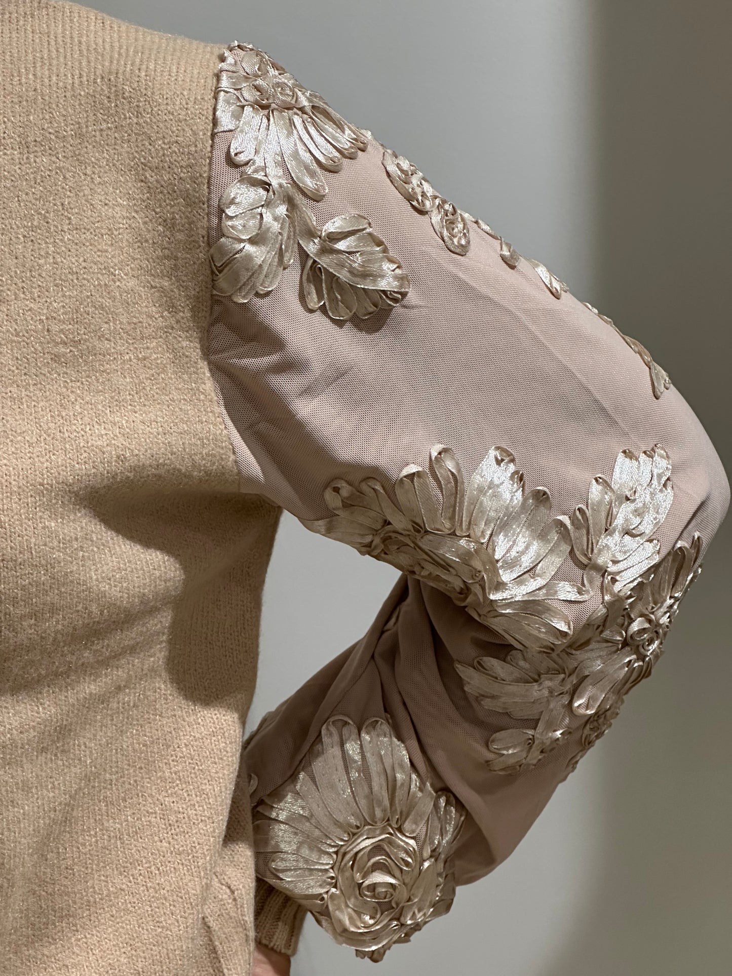 Maglia con maniche ricamate