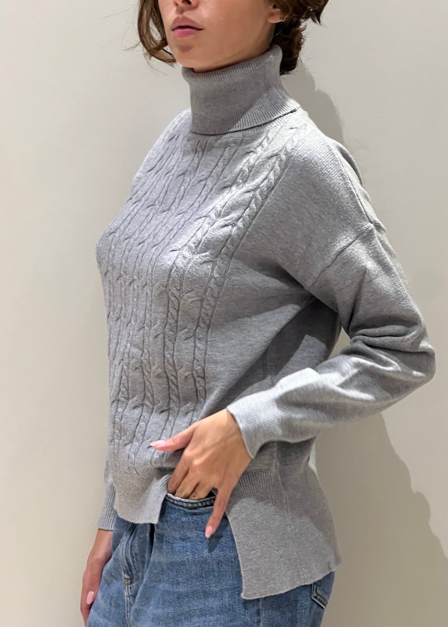 Pull  con spacchetti e trecce