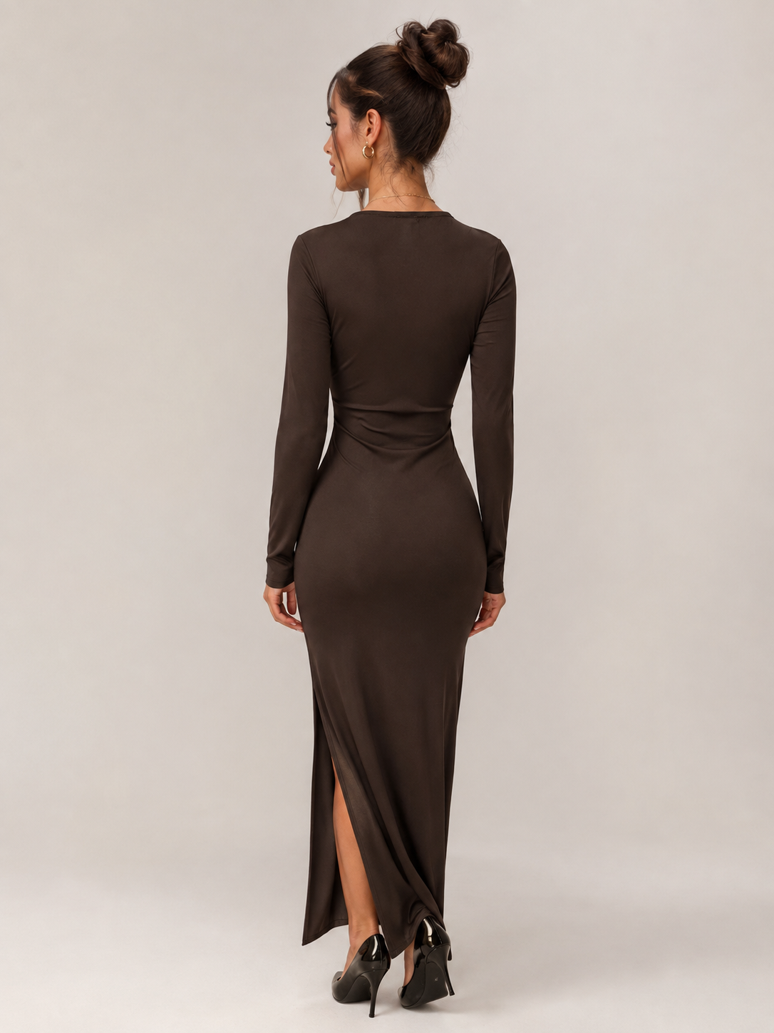 ABITO CON INTRECCI E ACCESSORI