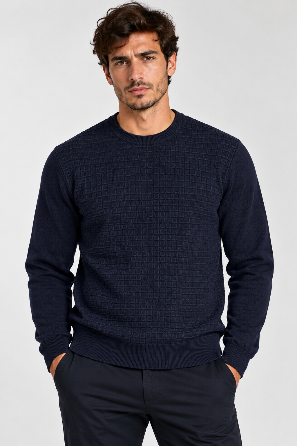 Pull girocollo con punti in contrasto